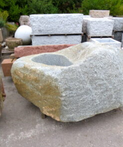 Brunnen aus großem Granitfindling