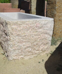 Granitbrunnen, eckig mit den Maßen 100×60 h50, Außenfläche des Brunnen ist spaltrauh, die Innenseiten geschliffen.