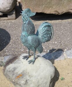 Gartenfigur-Bronzehahn auf Stein