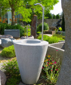 Brunnen hoch konisch