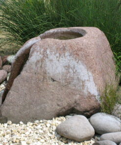 Quellstein aus Porphyr mit Überlauf