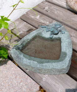 Vogeltränke aus grünlichem Granit mit Frosch