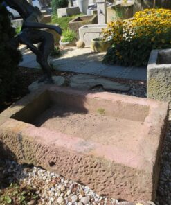 Brunnenbecken aus rötlichem Sandstein