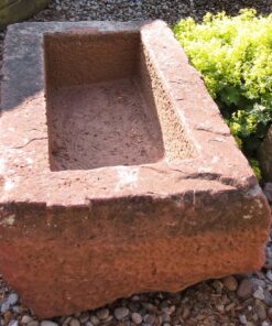 Brunnenbecken mit breitem Rand