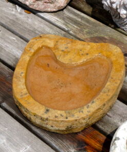Vogeltränke aus Sandstein