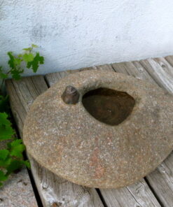 Vogeltränke mit Bronzevogel