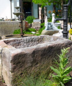 Schöner Antikbrunnen aus rotem Sandstein