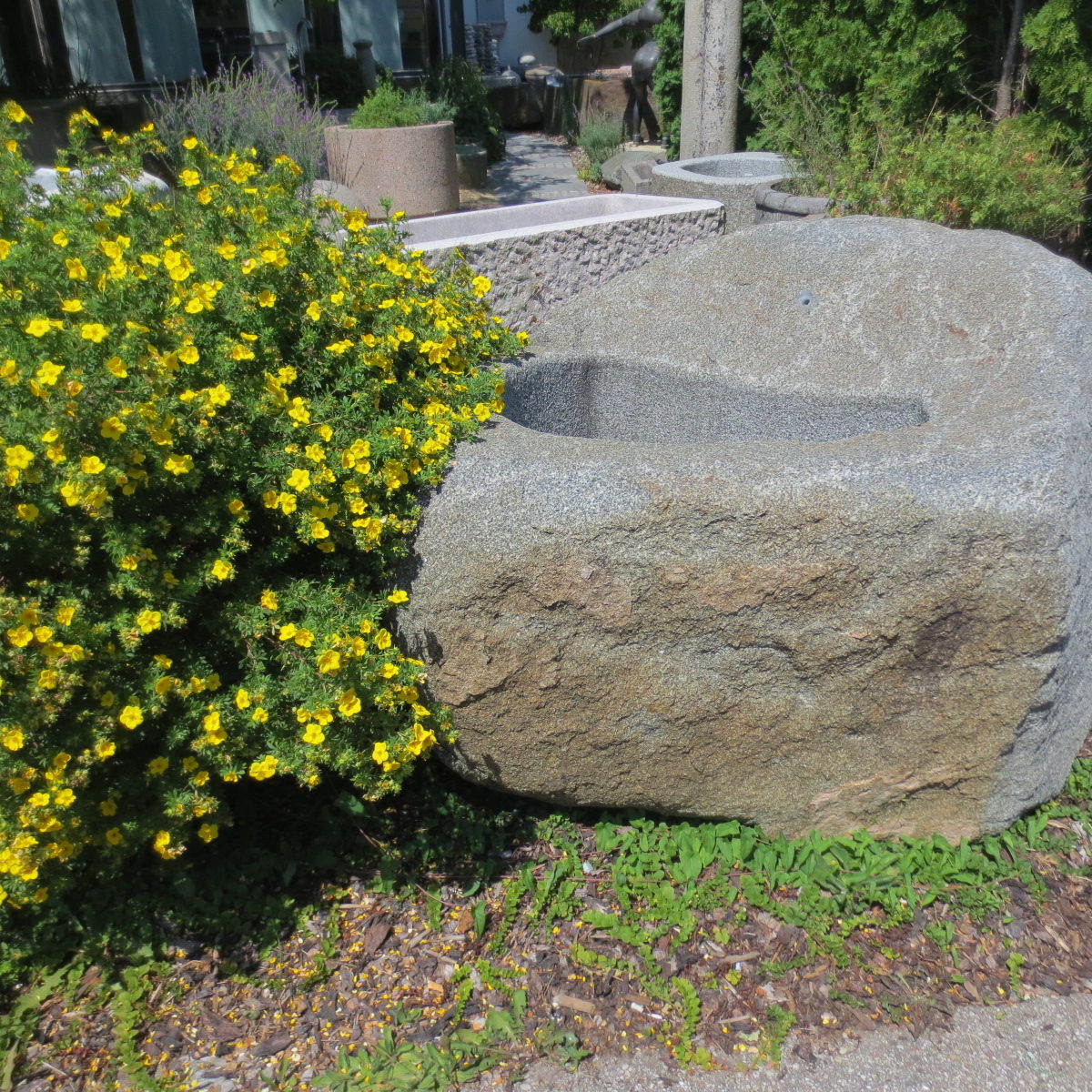 Brunnen aus großem Granitfindling BWk013 (2)