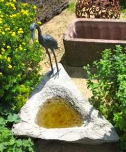 Vogeltränke aus Sandstein mit Reiher