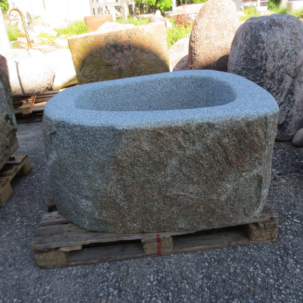 Brunnen aus Granitfindling 105x80h58cm BWk030 (2)