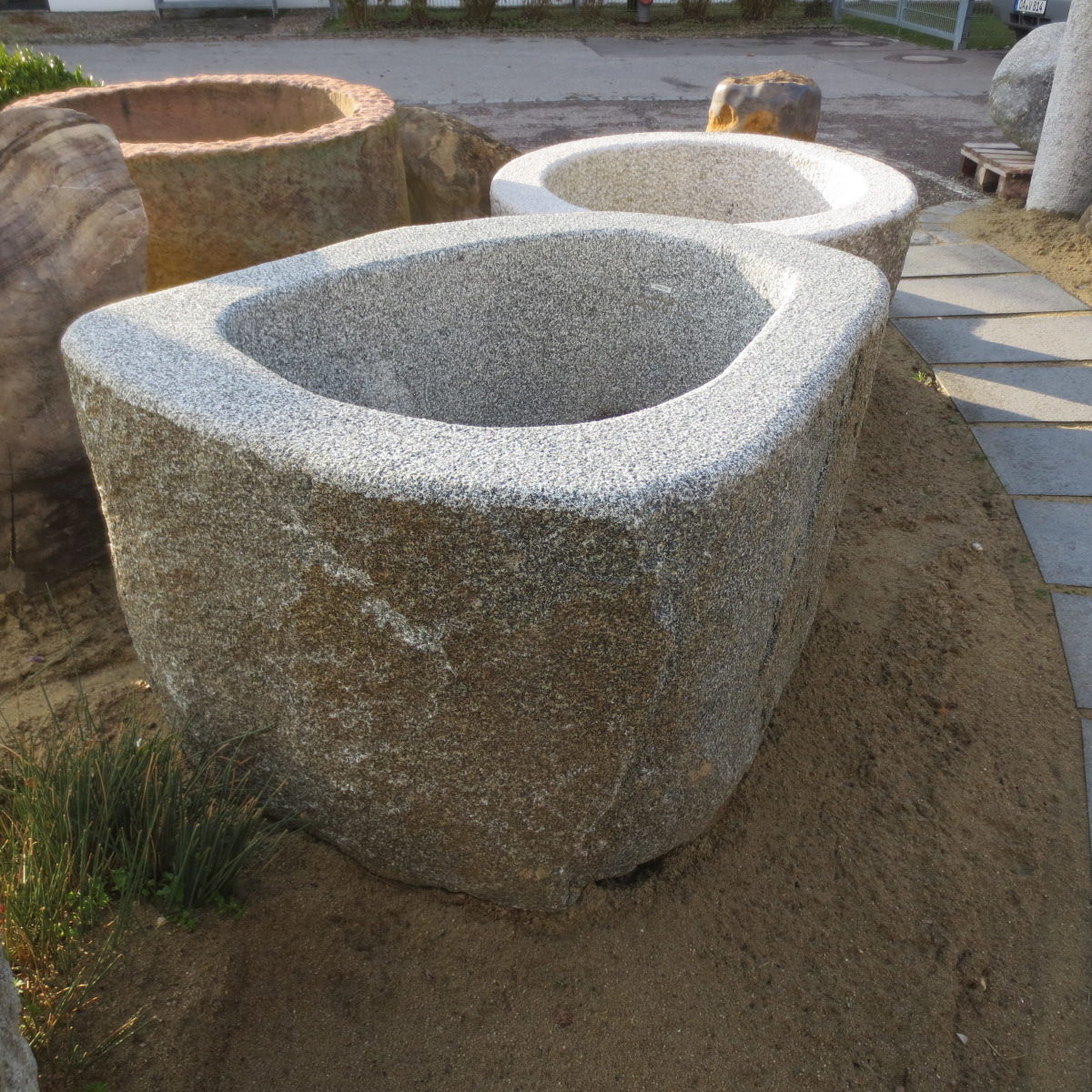 Findlingsbrunnen für den Garten aus bayerischem Granit mit Kruste