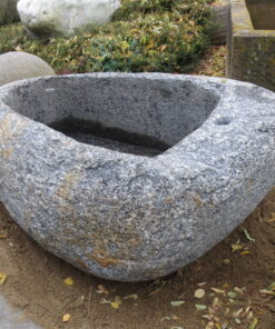 Brunnenfindling aus grauem Granit