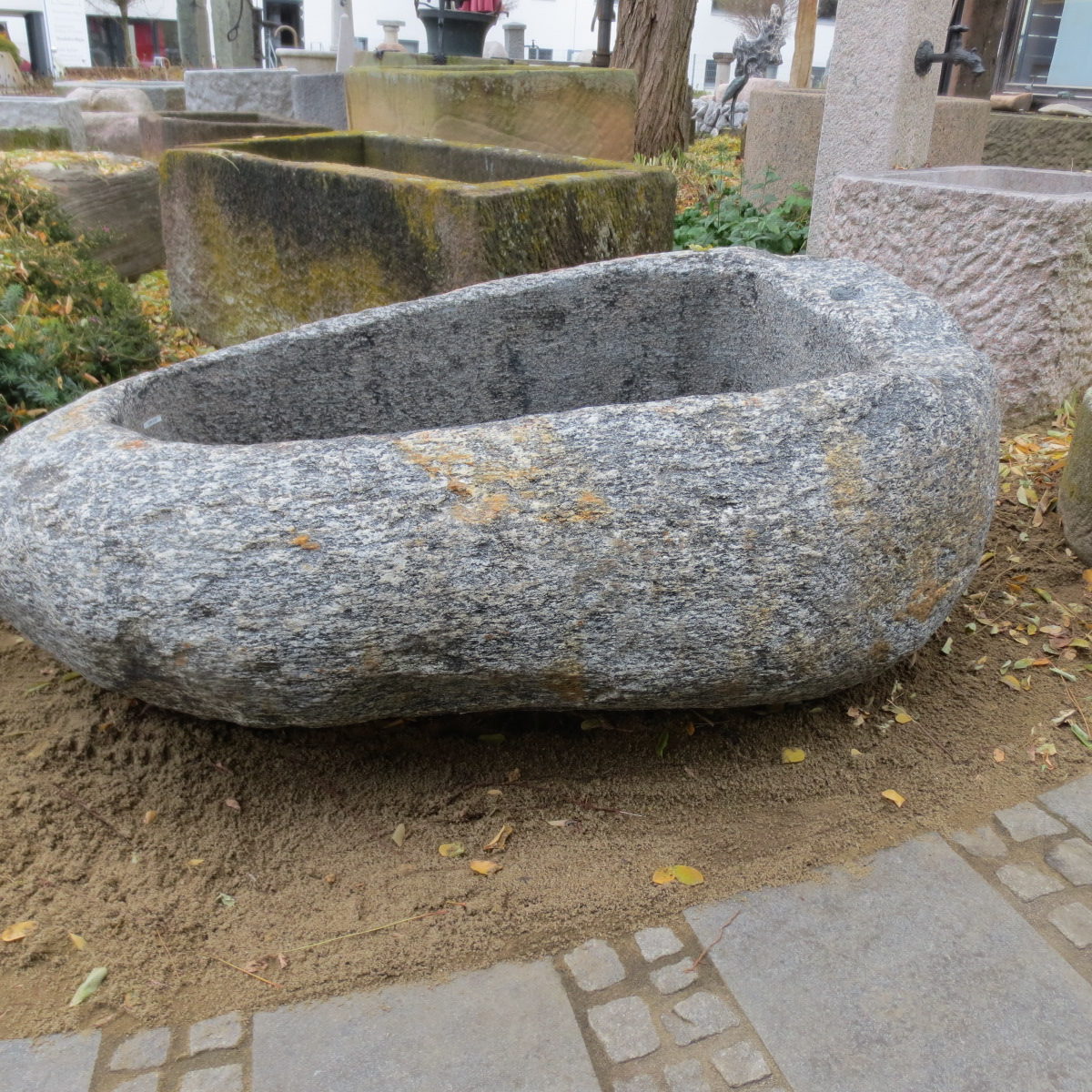 Brunnenfindling aus grauem Granit, Wasserzulauf mit Wasserspeier möglich