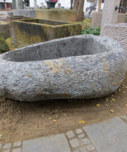 Brunnenfindling aus grauem Granit, Wasserzulauf mit Wasserspeier möglich