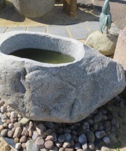 Brunnenfindling aus hellgrauem Granit (1)