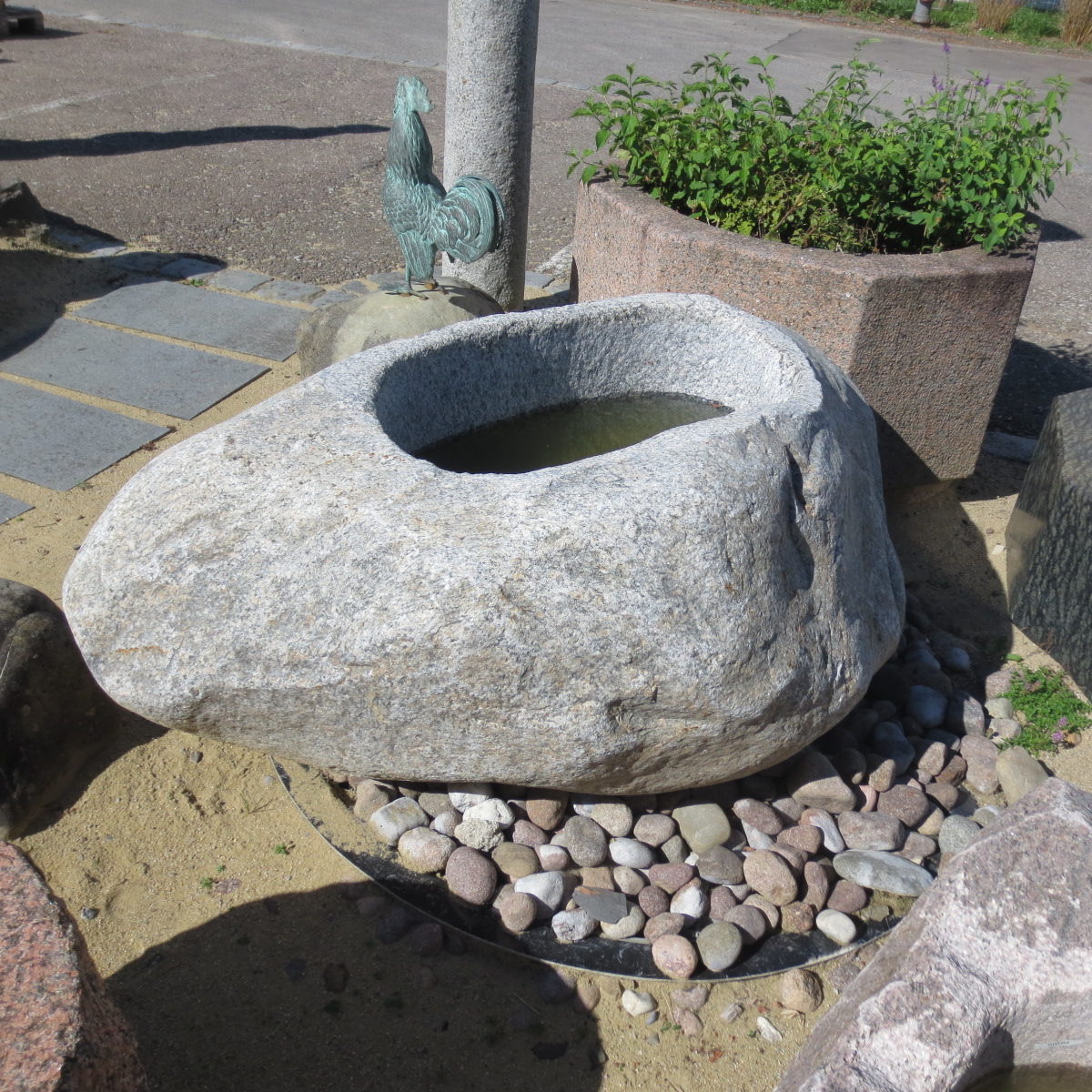 Brunnenfindling aus hellgrauem Granit (2)