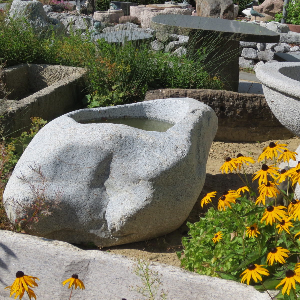 Brunnenfindling aus hellgrauem Granit (2)
