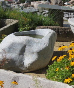 Brunnenfindling aus hellgrauem Granit (2)