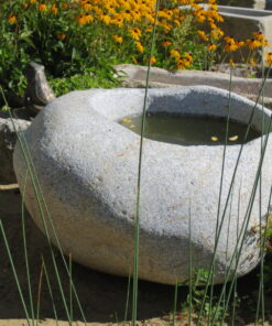 Brunnenfindling aus hellgrauem Granit (3)