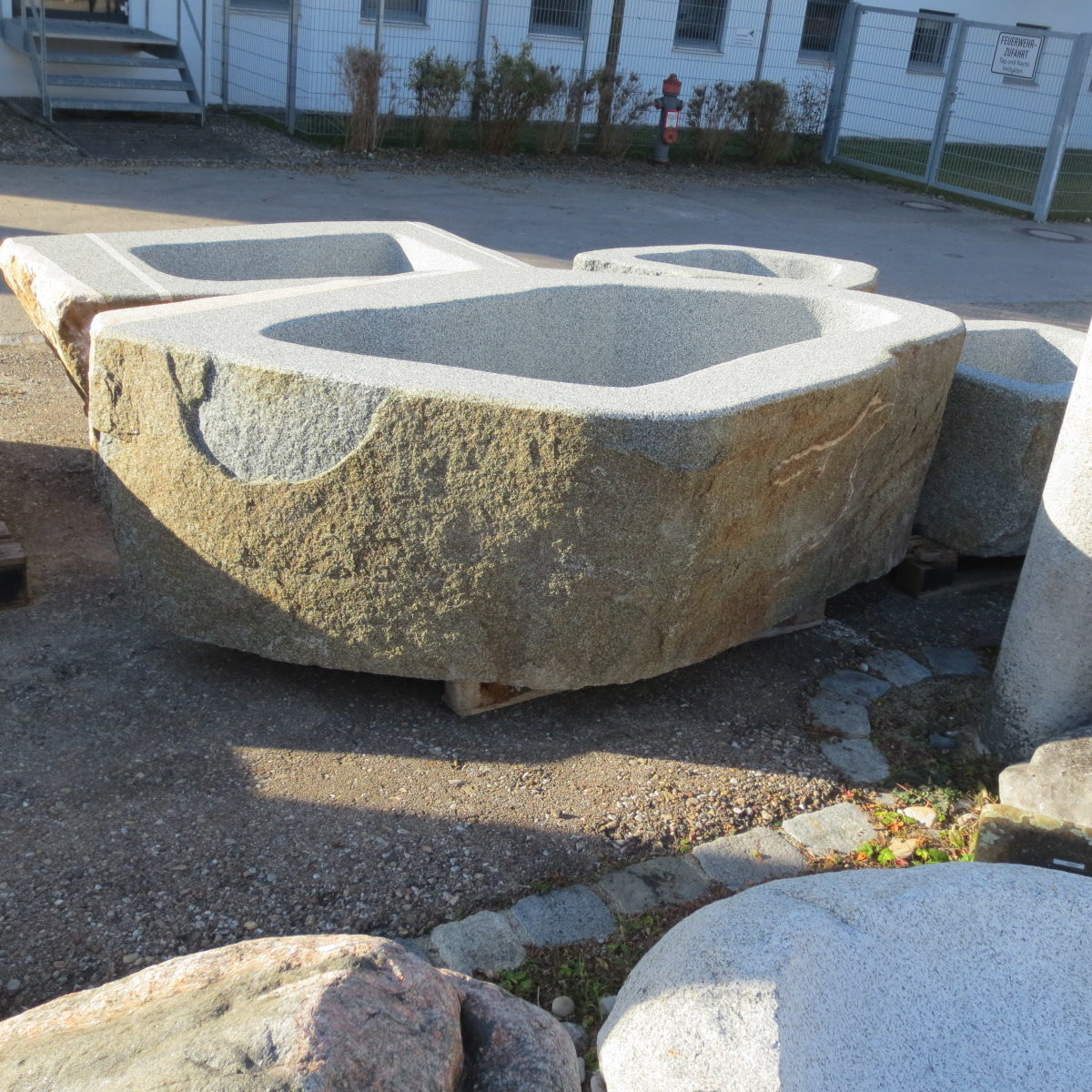 Brunnen-aus-Granitfindling-gross-226x152h71-BWK011