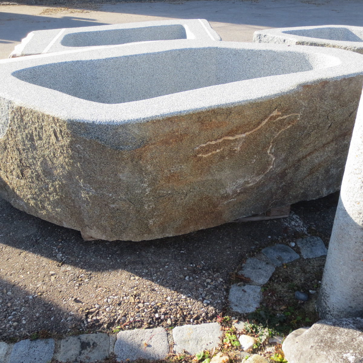 Brunnen-aus-Granitfindling-gross-226x152h71-BWk011-5.jpg