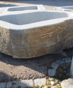 Brunnen-aus-Granitfindling-gross-226x152h71-BWk011-5.jpg