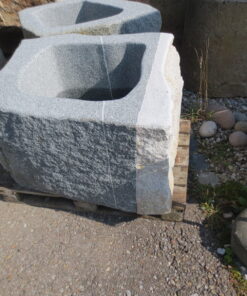 Brunnen-aus-Granitfindling-103x94h63-BWk008