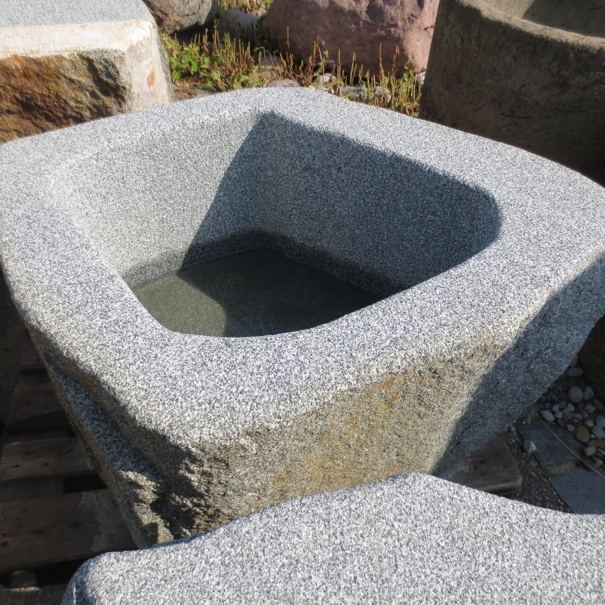 Brunnen-aus-Granitfindling-138x100h59-BWk005