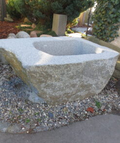 Brunnen-aus-Granitfindling-162x102h66-BWk009-2.jpg