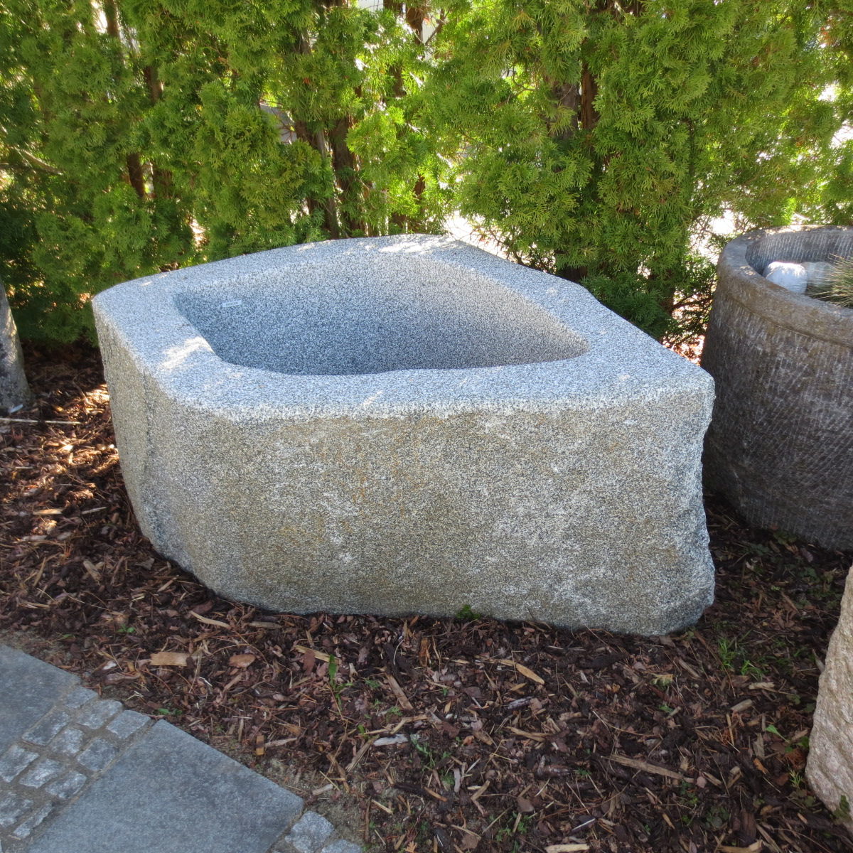 Brunnen-aus-Granitfindling-BWk006