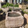 Findlingsbrunnen aus rotem Granit