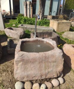 Findlingsbrunnen aus rotem Granit
