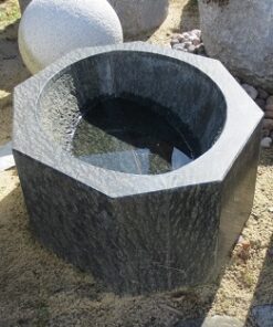 Natursteinbecken aus dunklem Diabas