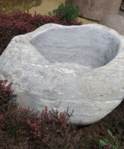 Schöner Findlingsbrunnen