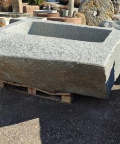 Steinbrunnen aus Granitfindling