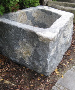 Alternative view of Schöner Steinbrunnen aus einheimischem Findling