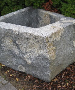 Schöner Steinbrunnen aus einheimischem Findling