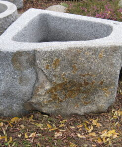 Schöner Findlingsbrunnen